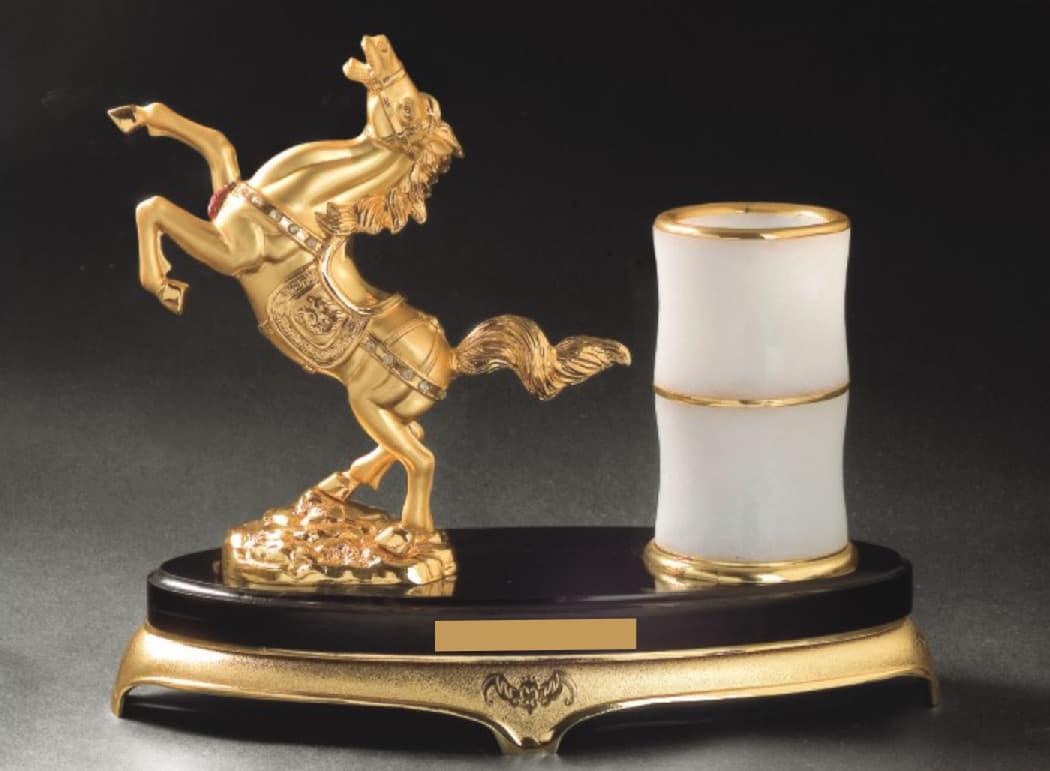 Quà tặng để bàn- ống cắm bút biểu tượng ngựa đồng mạ vàng