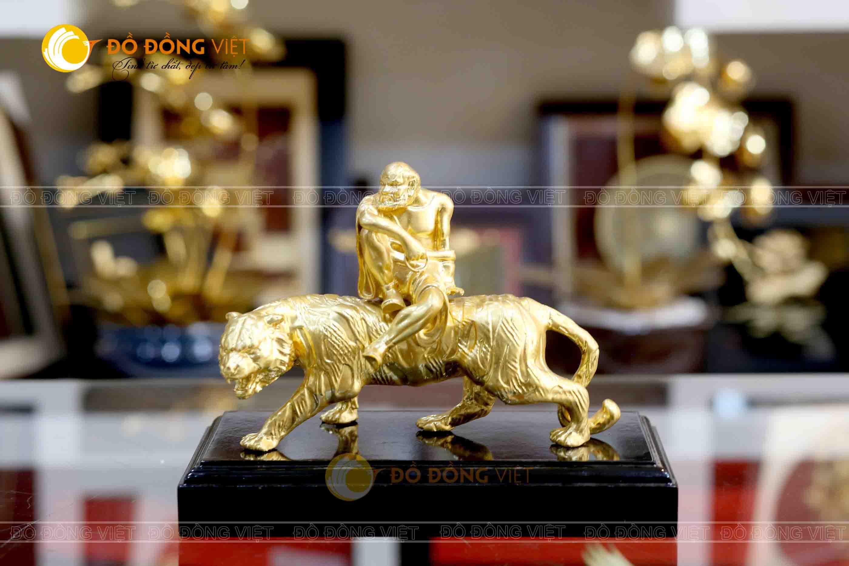 Biểu tượng La Hán Phục Hổ bằng đồng dát vàng 24k