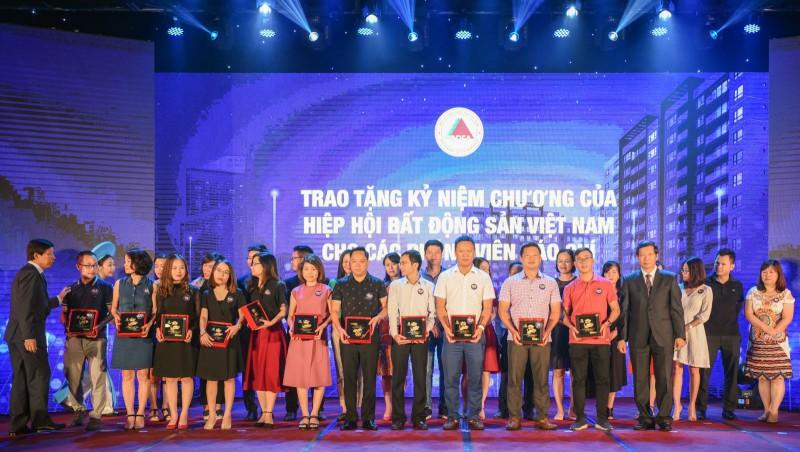 Tranh sen vàng - kỷ niệm chương hiệp hội bất động sản Việt nam 2019