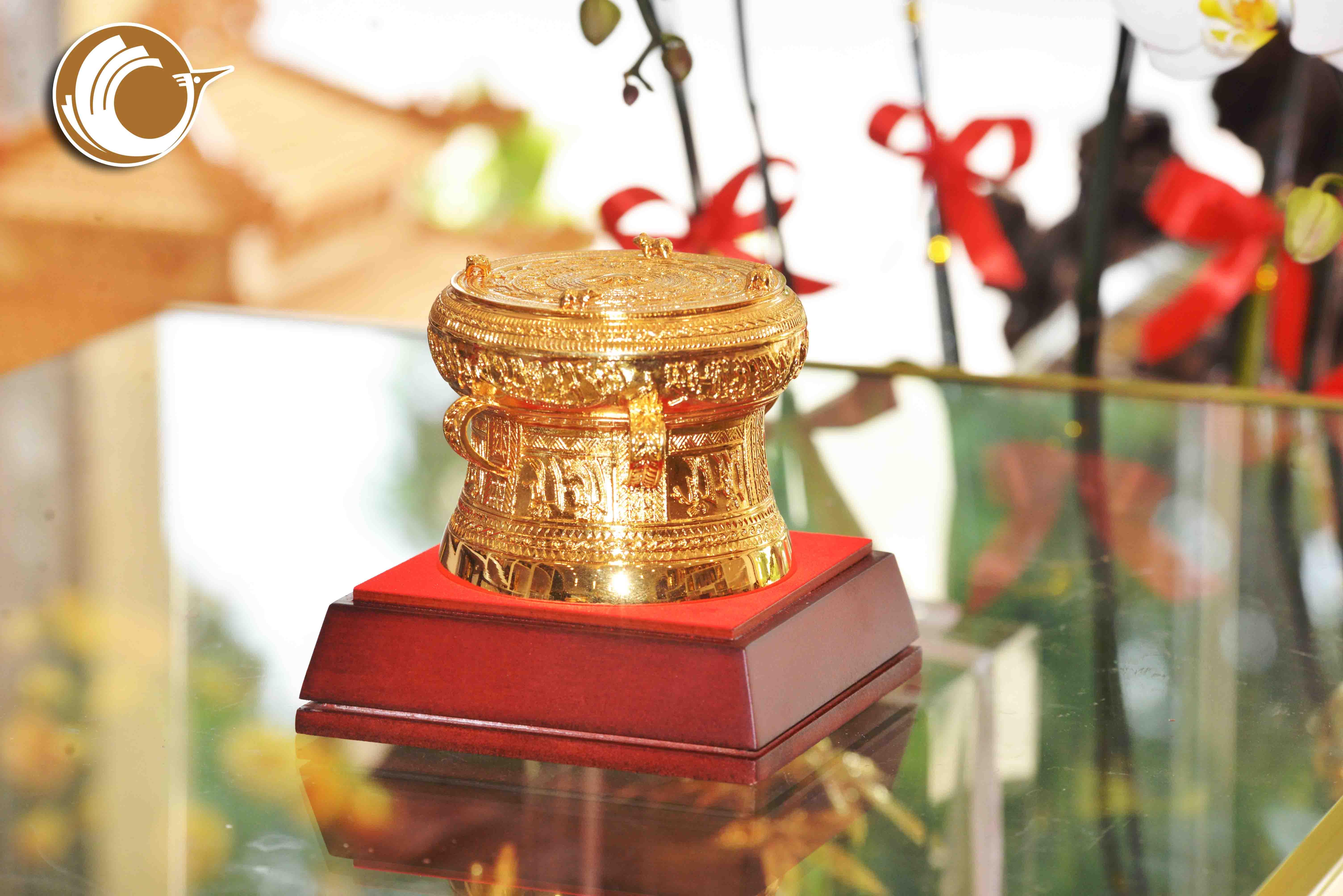 Trống đồng mạ vàng 24k đường kính 8cm tại Đồ đồng Việt