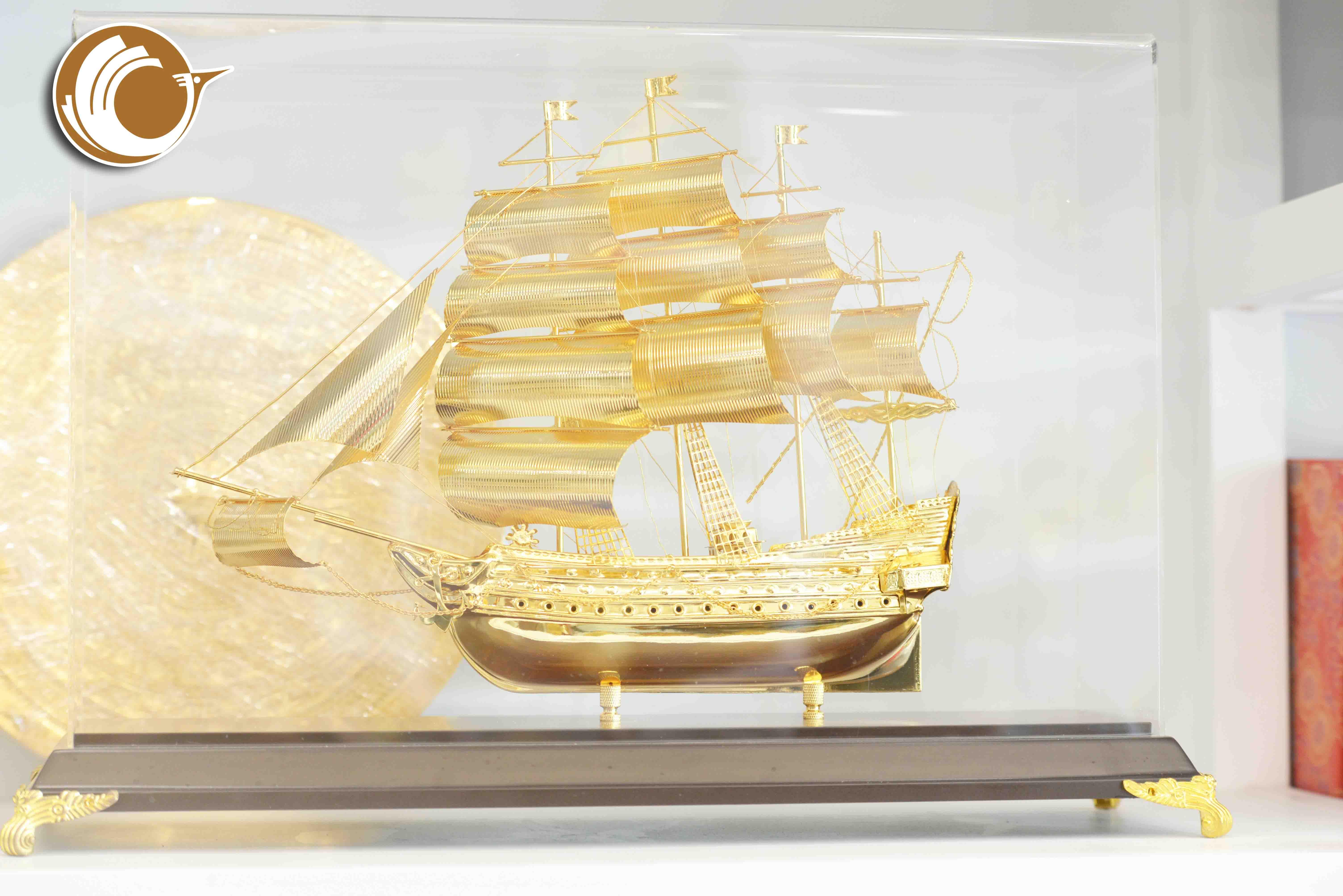 Quà tặng mô hình thuyền buồm mạ vàng