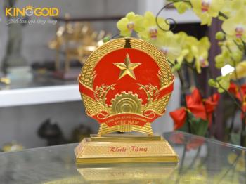Quốc huy Việt Nam bằng đồng cỡ nhỏ để bàn làm quà tặng