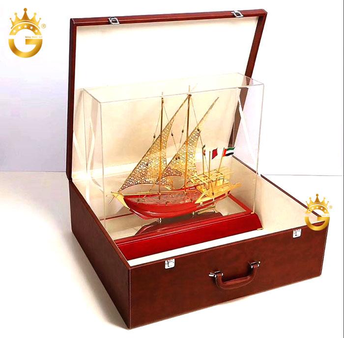 Mô hình thuyền buồm mạ vàng để bàn làm việc sếp