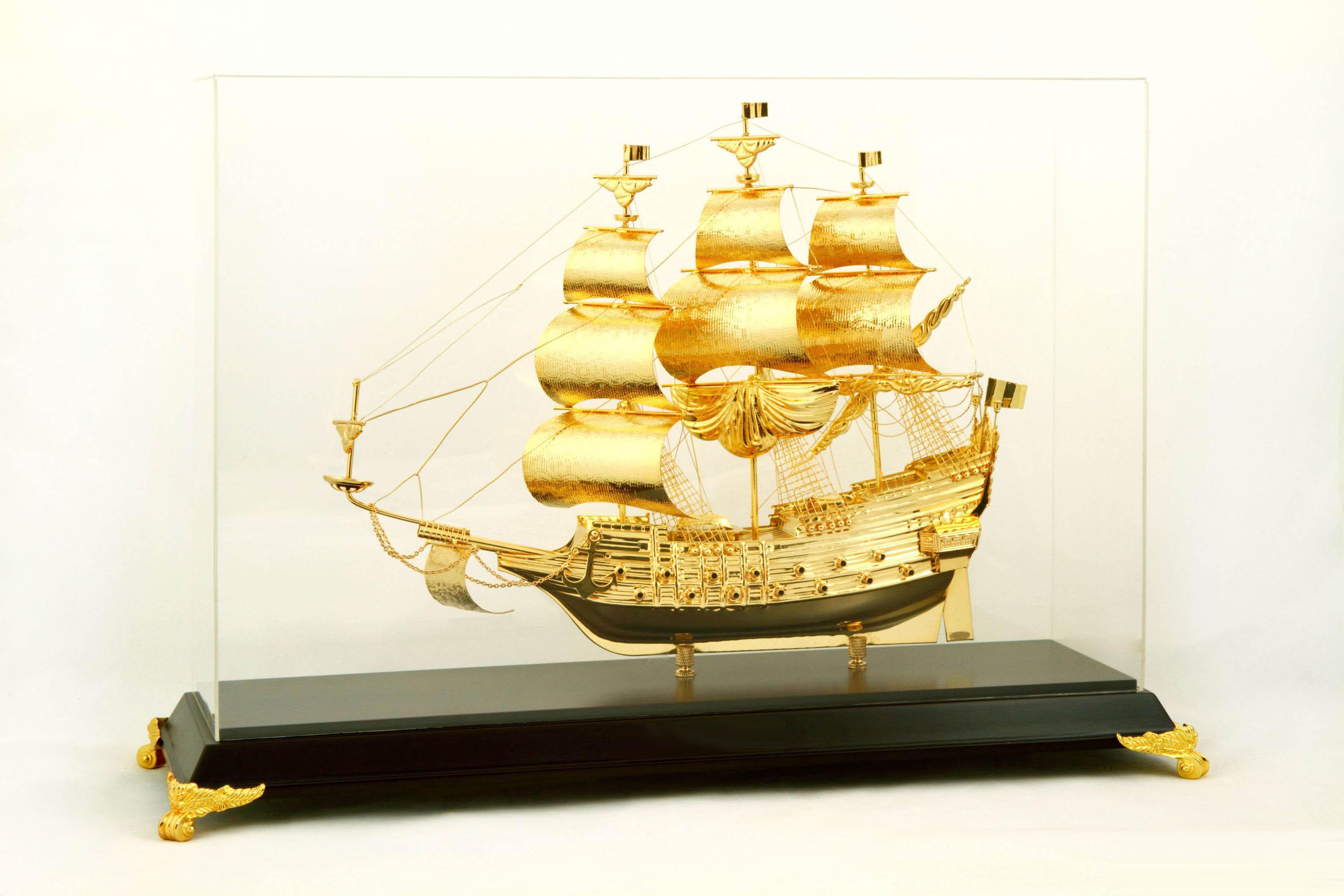 Thuyền buồm 50 cm bằng đồng mạ vàng 24k