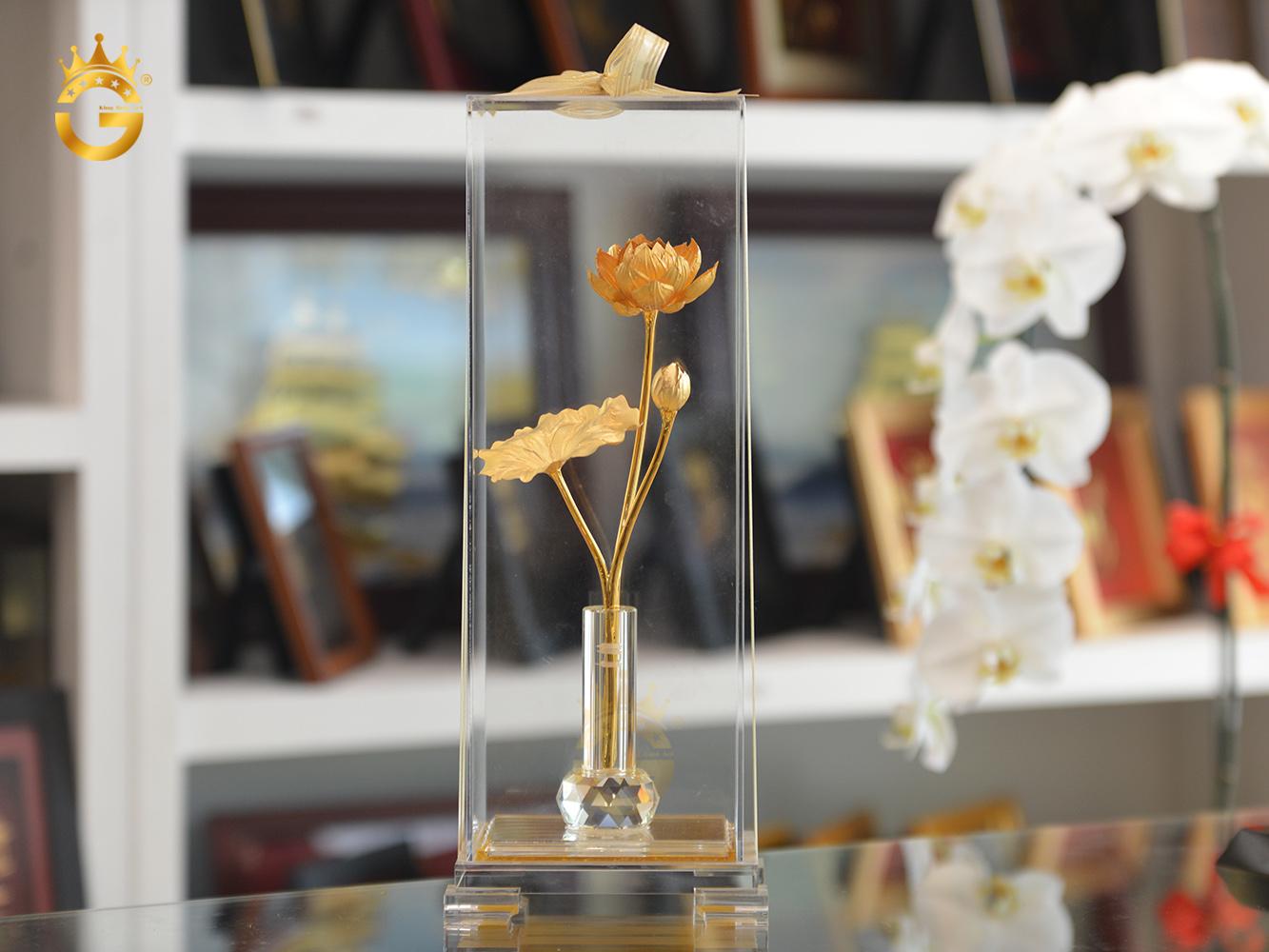 Biểu trưng bông hoa sen mạ vàng 24k làm quà tặng ý nghĩa cho cha mẹ