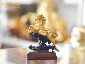 Tượng ngựa mạ vàng làm quà tặng sếp tuổi Ngọ