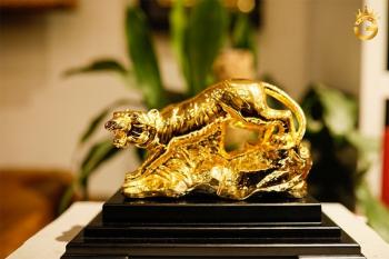 Tượng hổ vàng xuống núi- mãnh hổ hạ sơn- quà tặng vàng cho Tết Nhâm Dần 2022