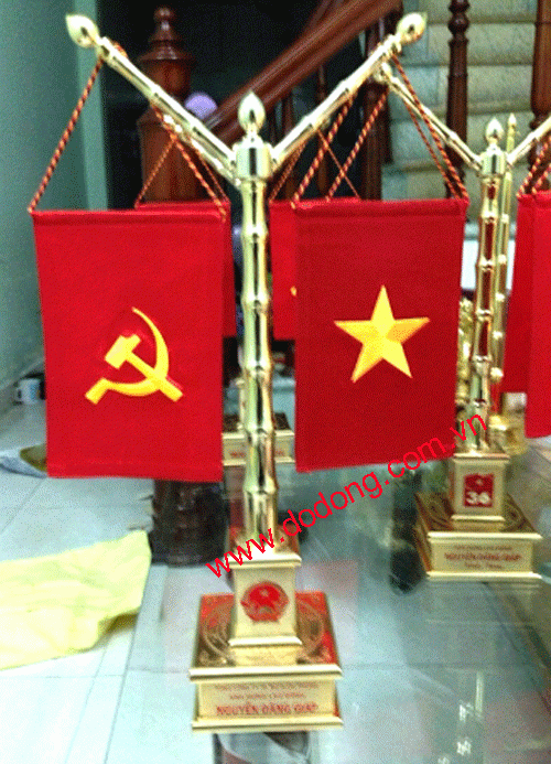 Cột cờ để bàn làm việc mạ vàng treo 2 cờ đảng và cờ tổ quốc