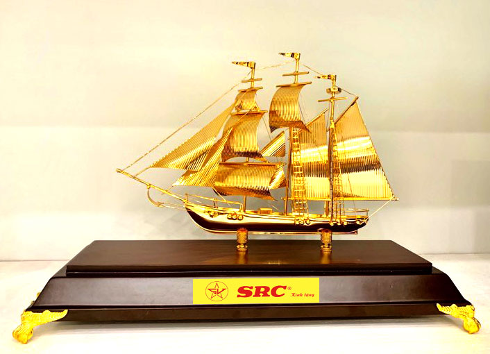 Thuyền buồm mạ vàng 30 cm làm quà tặng đối tác, khách hàng