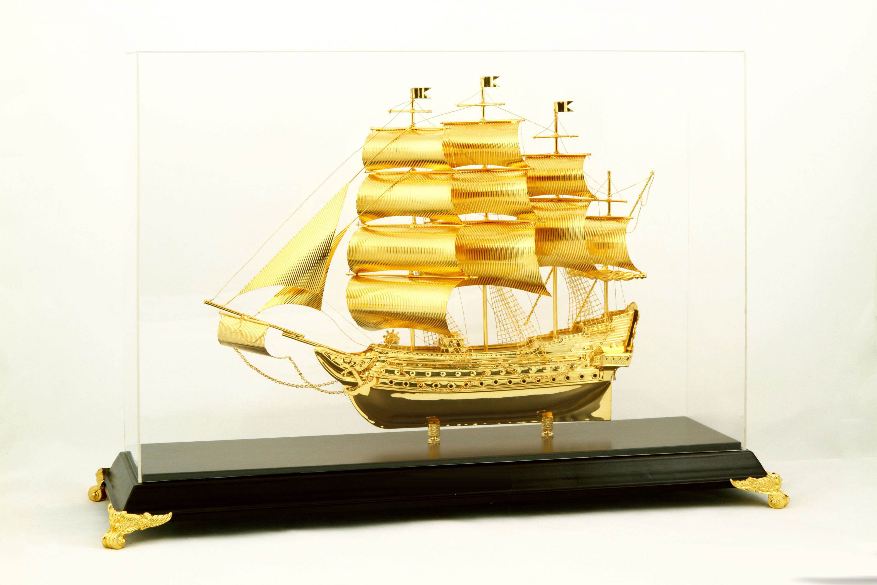 Thuyền buồm mạ vàng 50 cm